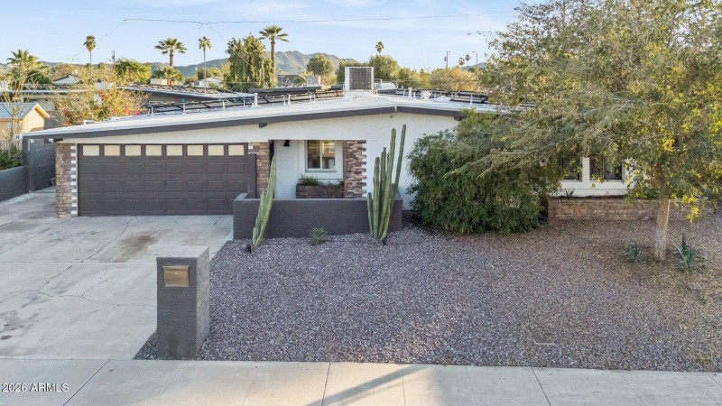 Sprawling modern elevation