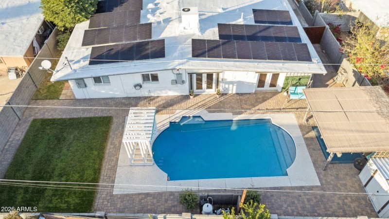 Natural grass, pool and shade!