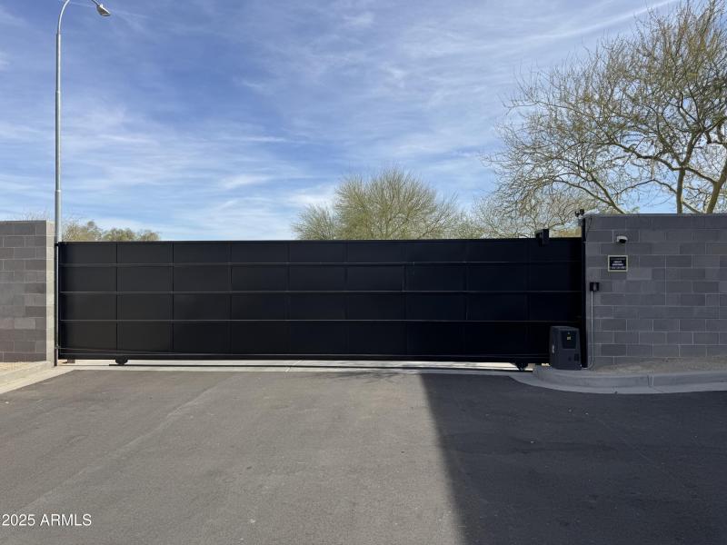 Wide gates for large toys