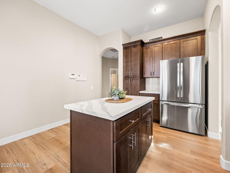 Open Kitchen w Large Island