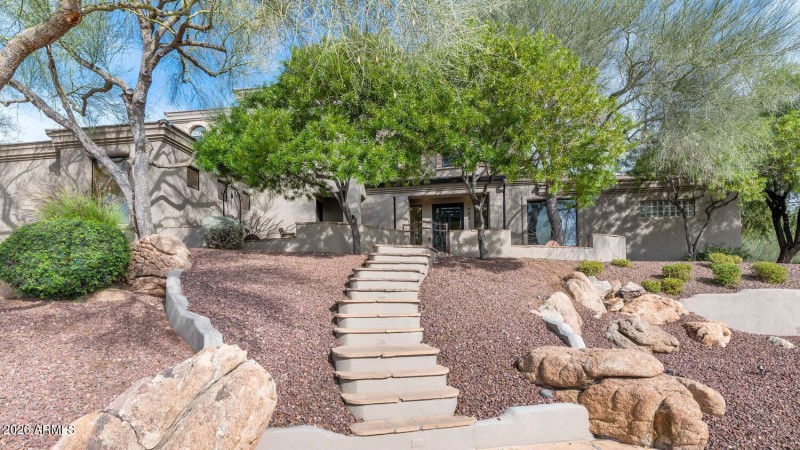 1404 E Michelle Dr-large-005-013-1404 E