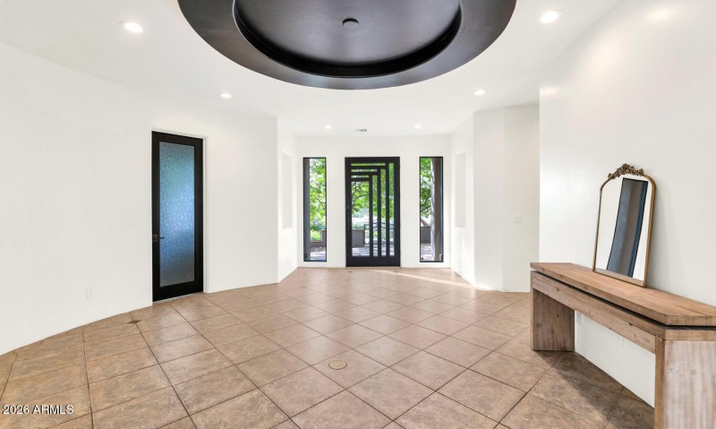 1404 E Michelle Dr-large-008-010-1404 E