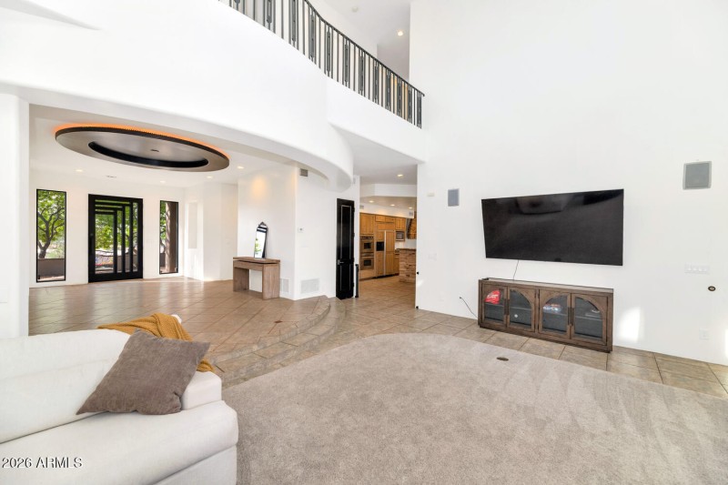 1404 E Michelle Dr-large-009-045-1404 E