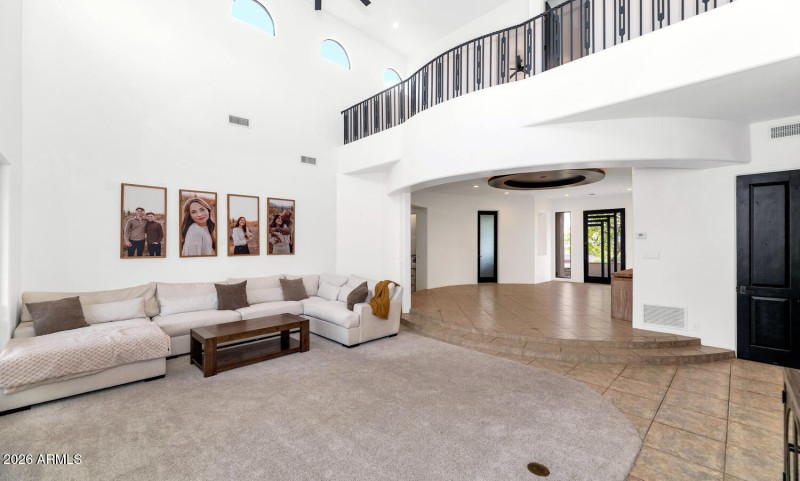 1404 E Michelle Dr-large-011-049-1404 E