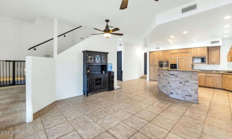 1404 E Michelle Dr-large-015-019-1404 E