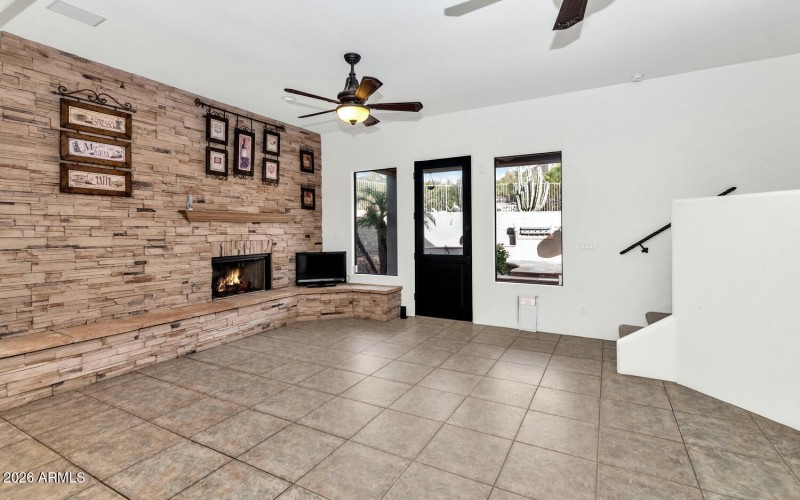 1404 E Michelle Dr-large-017-035-1404 E