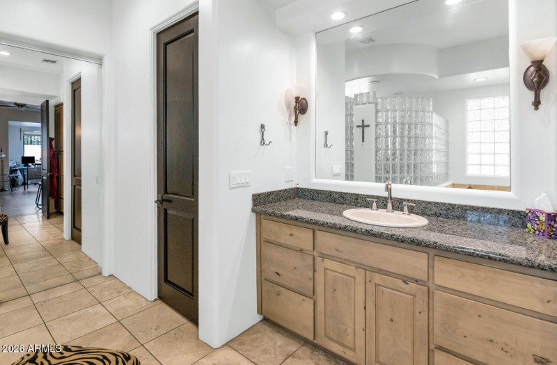 1404 E Michelle Dr-large-023-032-1404 E