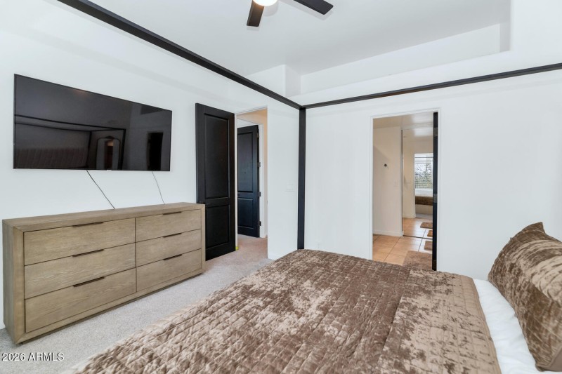 1404 E Michelle Dr-large-034-043-1404 E