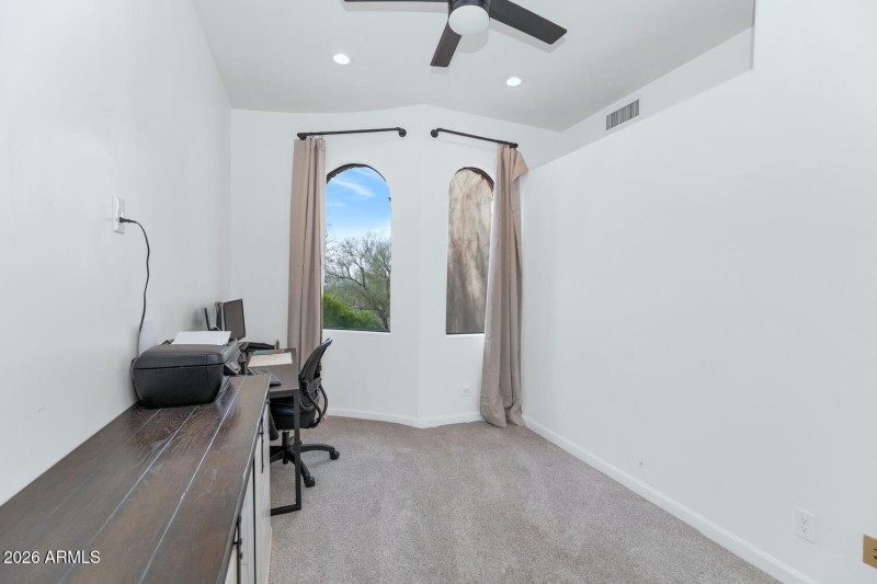 1404 E Michelle Dr-large-038-047-1404 E