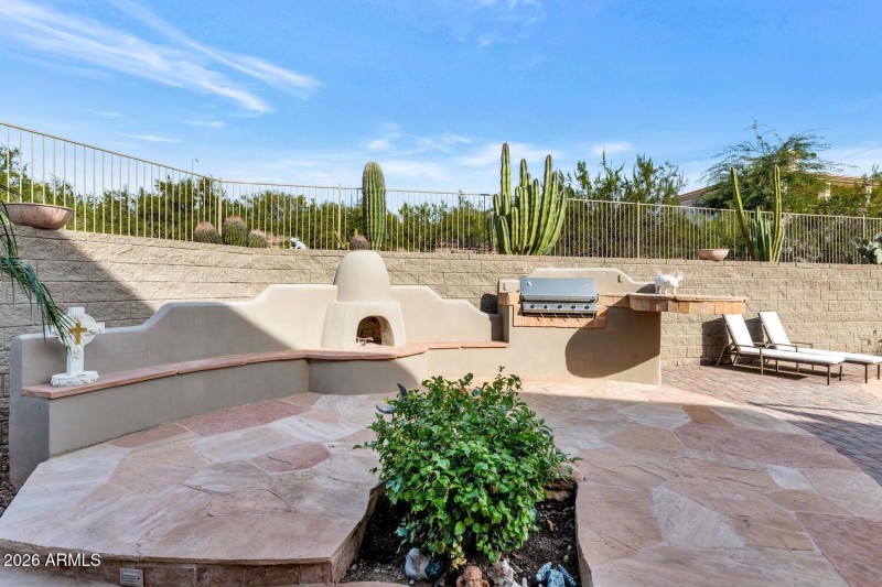 1404 E Michelle Dr-large-047-036-1404 E