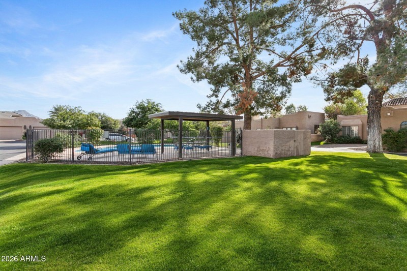 Los Escondidos Community