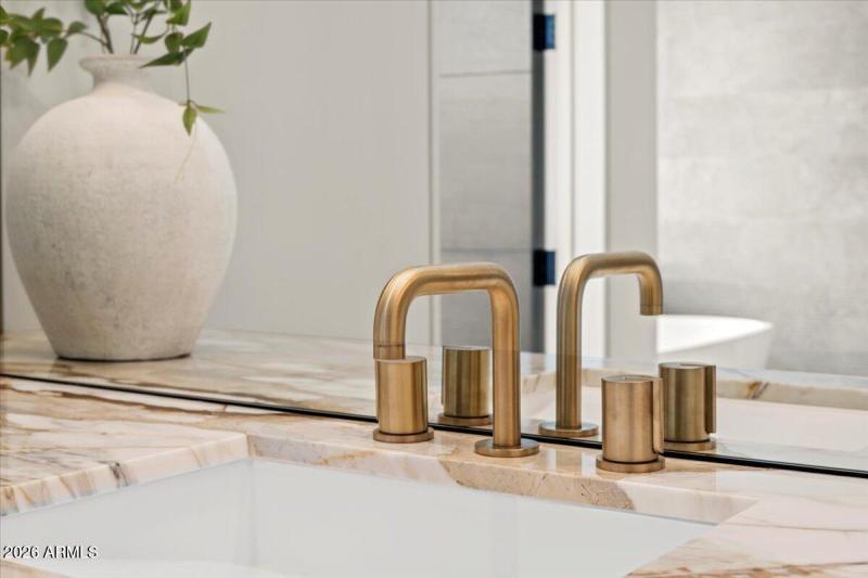 033-9790 N 56th St 79