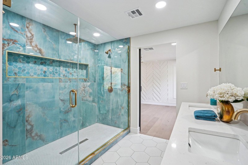 Mashe Walk in Shower