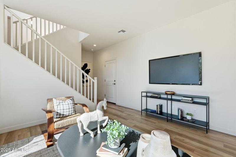 1511 W SIERRA VISTA DR