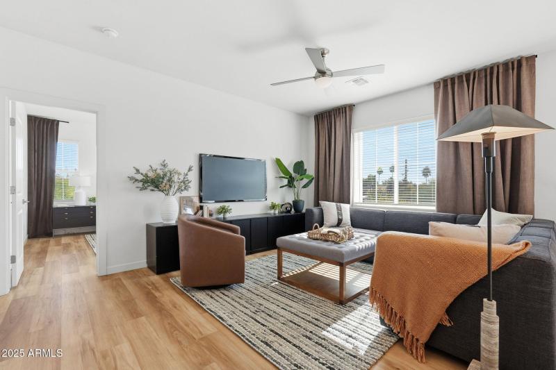 1511 W SIERRA VISTA DR