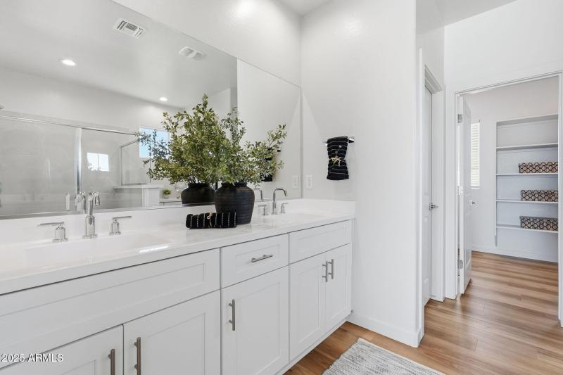 1511 W SIERRA VISTA DR