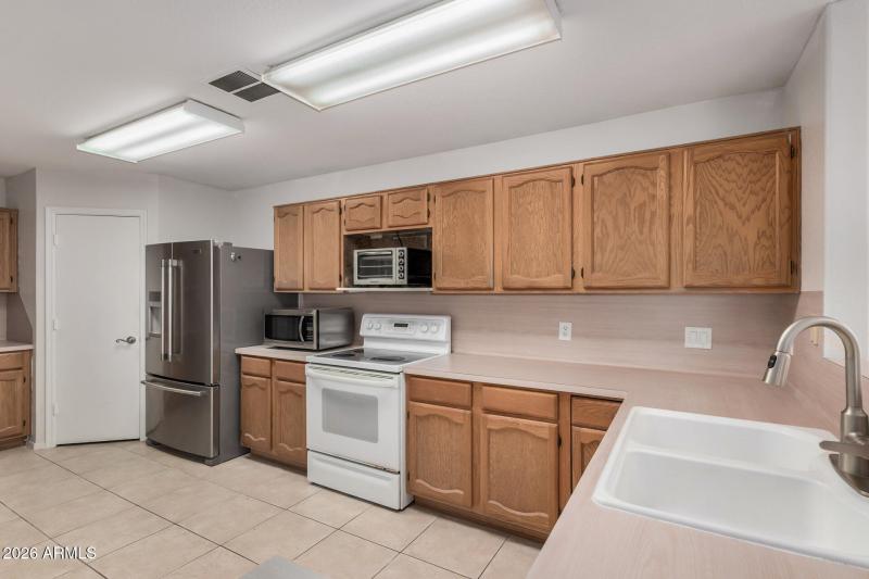 Huge Kitchen- refrigerator stays