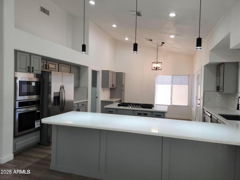 Kitchen w/Brkfast Bar