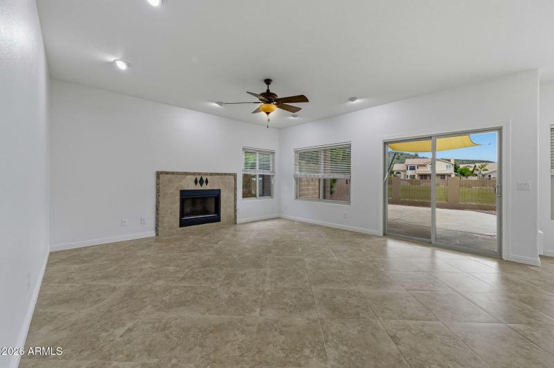 16-web-or-mls-16601 S 15th St-15