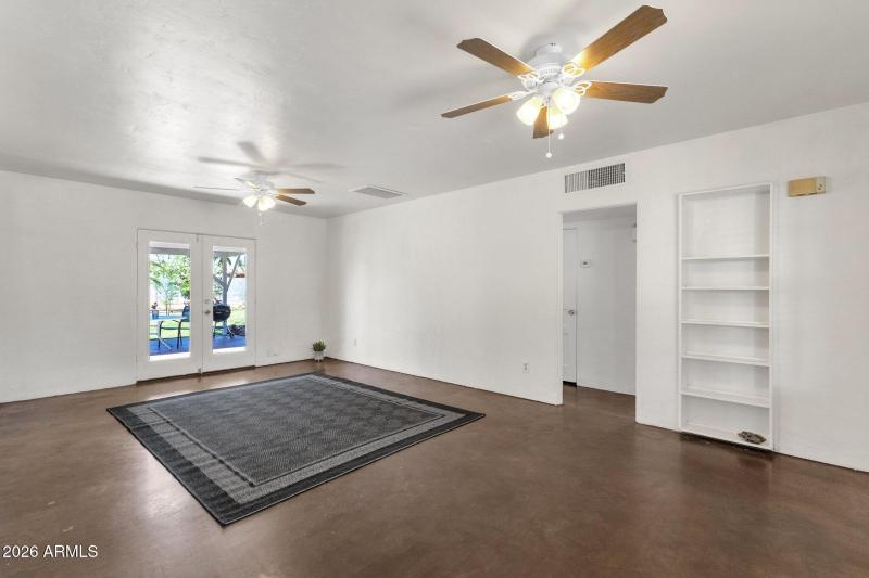 9-web-or-mls-2208-e-earll-dr