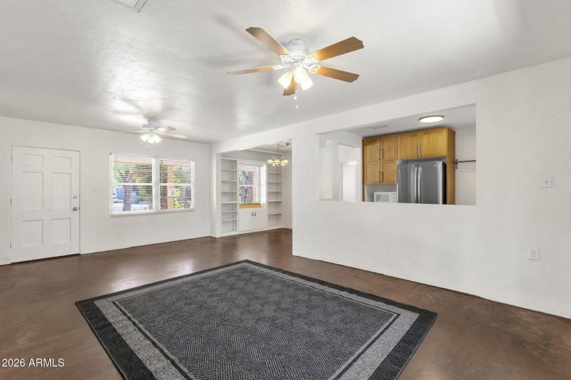 11-web-or-mls-2208-e-earll-dr