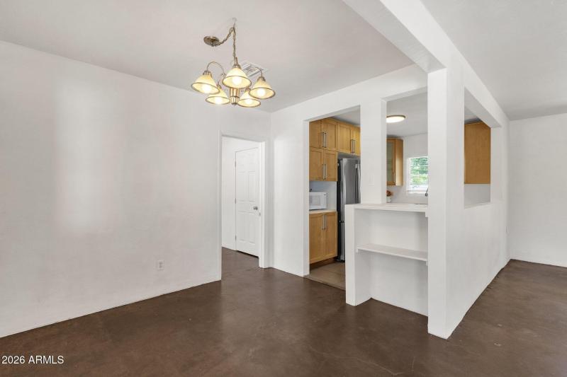 13-web-or-mls-2208-e-earll-dr