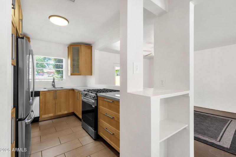 14-web-or-mls-2208-e-earll-dr