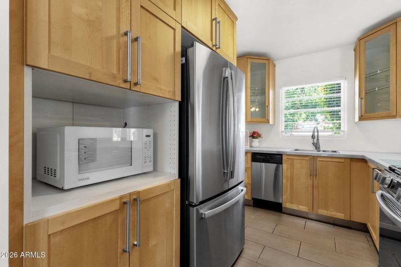 17-web-or-mls-2208-e-earll-dr