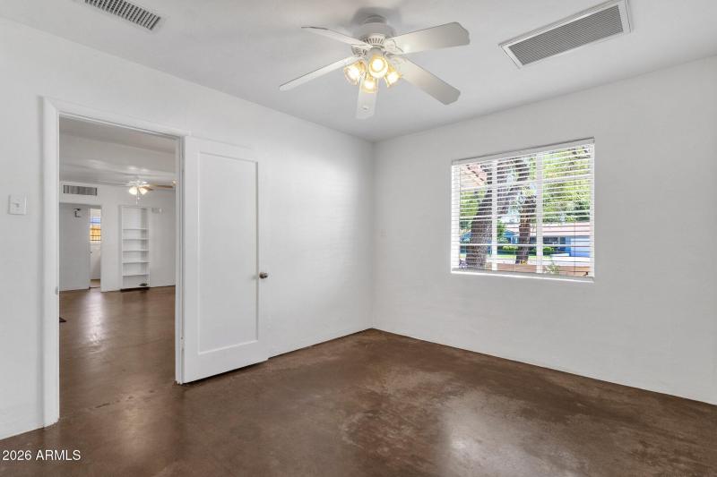 20-web-or-mls-2208-e-earll-dr