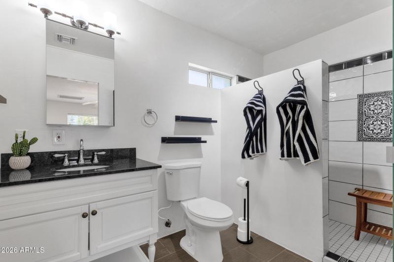 21-web-or-mls-2208-e-earll-dr