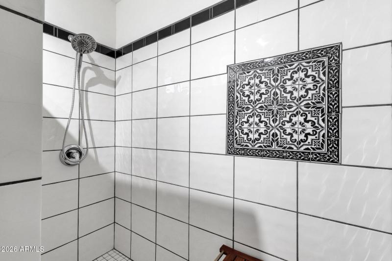 22-web-or-mls-2208-e-earll-dr