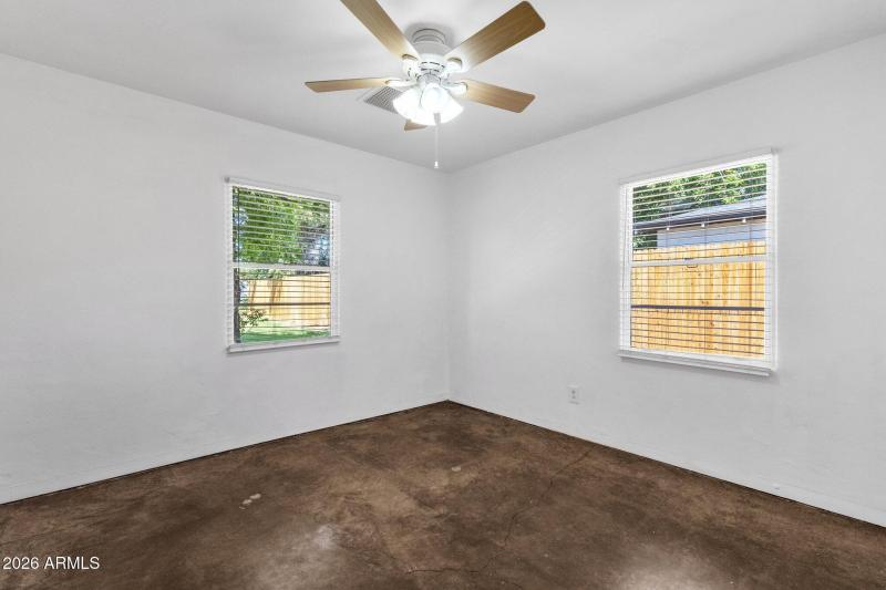 23-web-or-mls-2208-e-earll-dr