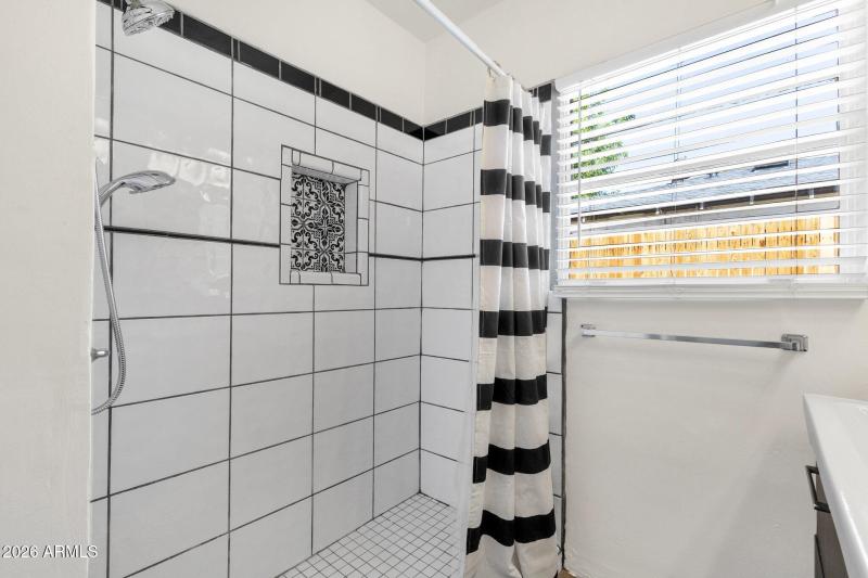 26-web-or-mls-2208-e-earll-dr