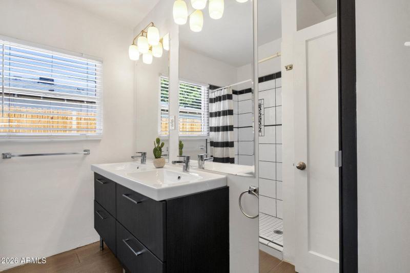 25-web-or-mls-2208-e-earll-dr