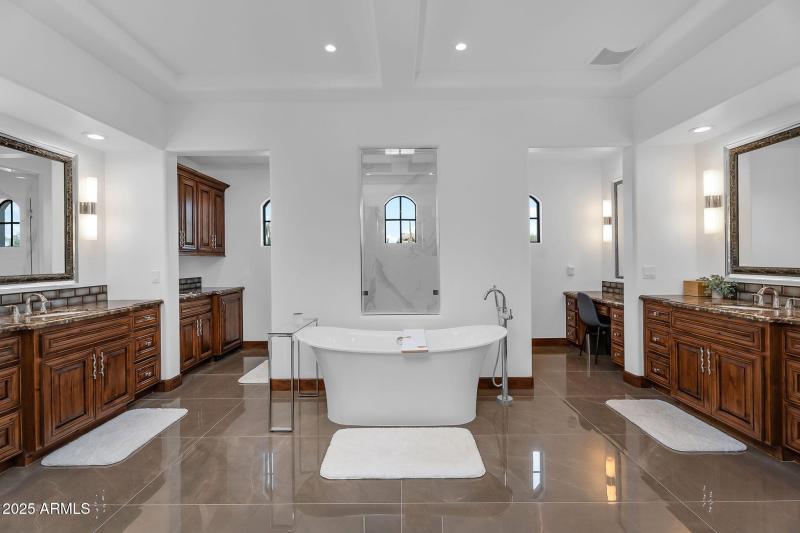 Primary En-Suite Bathroom