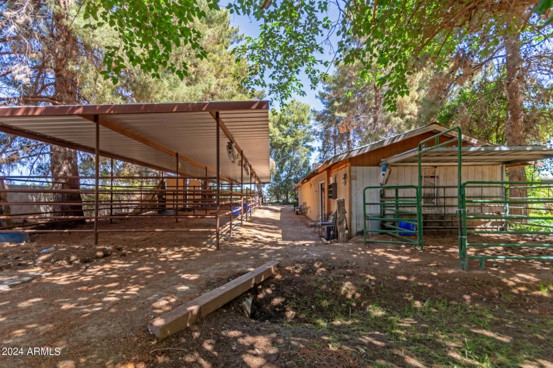 6 Horse Stalls