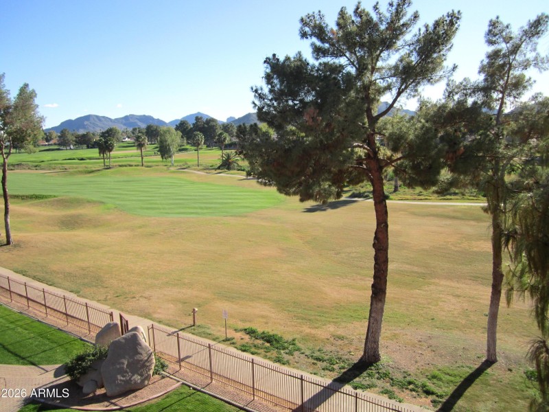 10 423 BALCONY CLOSE UP GATE TO GOLF COU