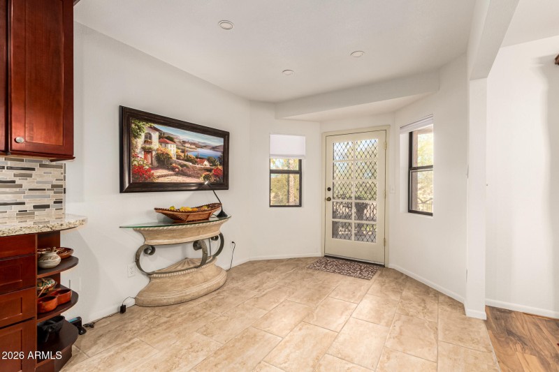 BREAKFAST ROOM OPENS TO PATIO