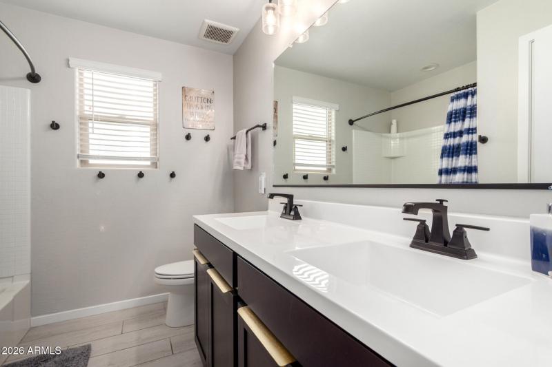 Upstairs Full Bathroom