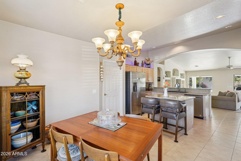 15-web-or-mls-W La Reata Ave-S1001-015