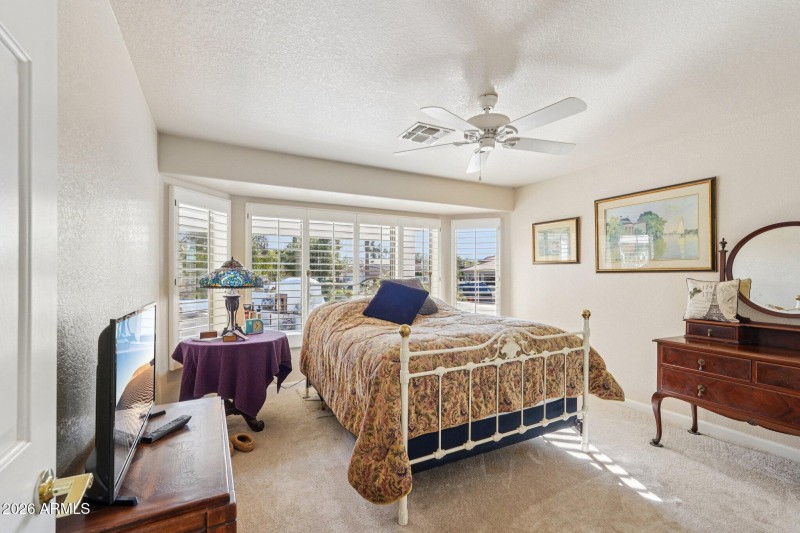 21-web-or-mls-W La Reata Ave-S1001-021