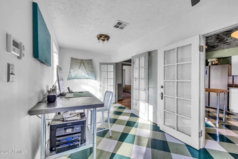 mls_1813 E Willetta St-18