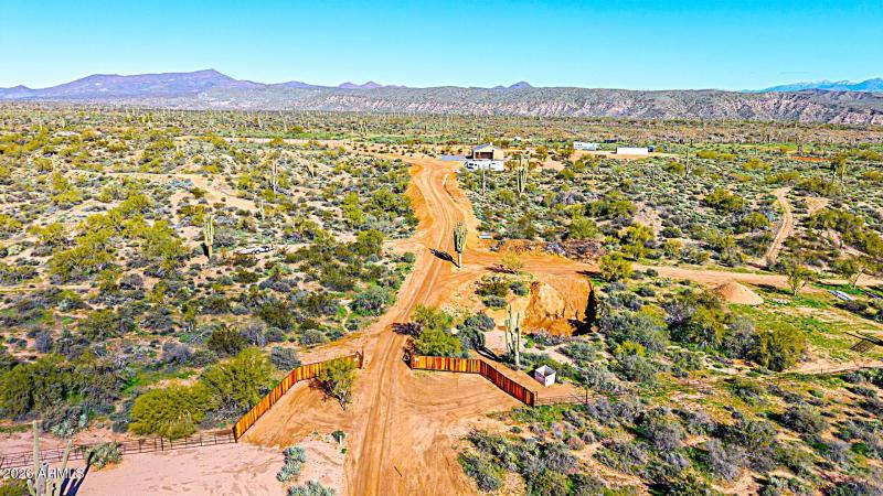 Borders Tonto National Forest