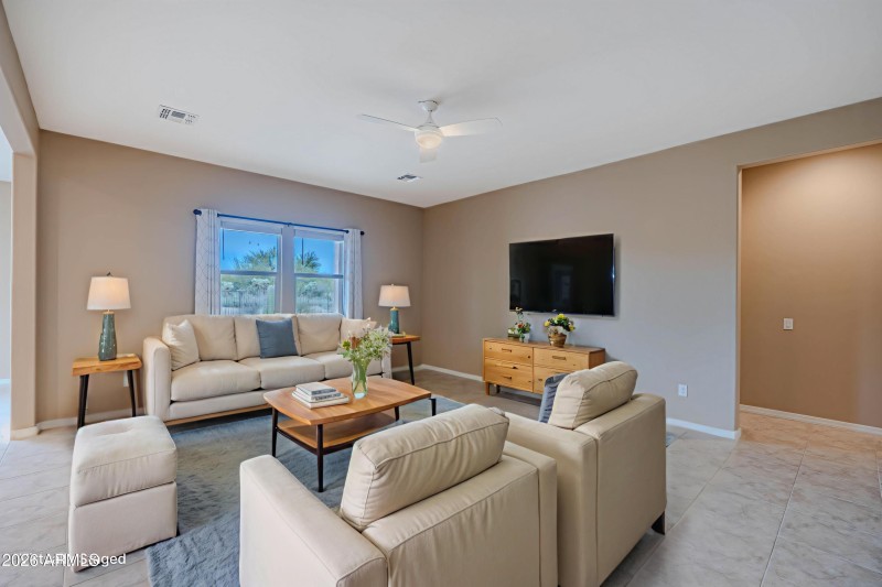 DSC08683-HDR_Living Rm_VS_USE