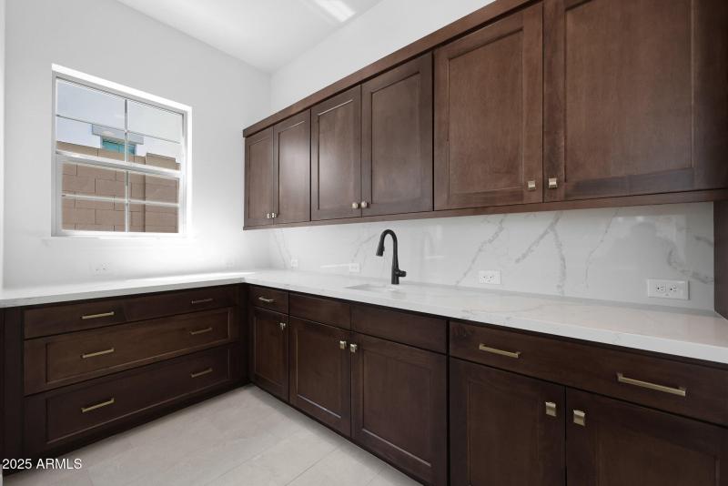 KITCHEN CABINETS/OPTIONAL SINK