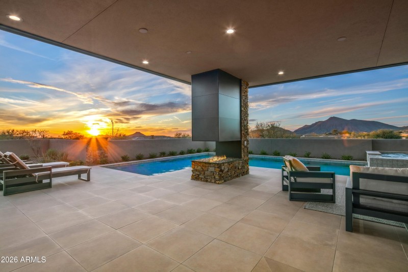 002_Expansive Outdoor Living