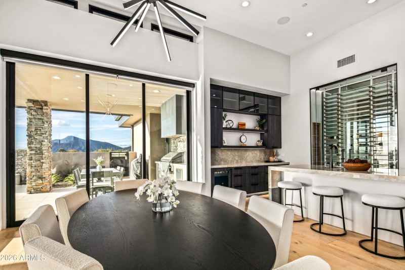 019_Dining and Wet Bar