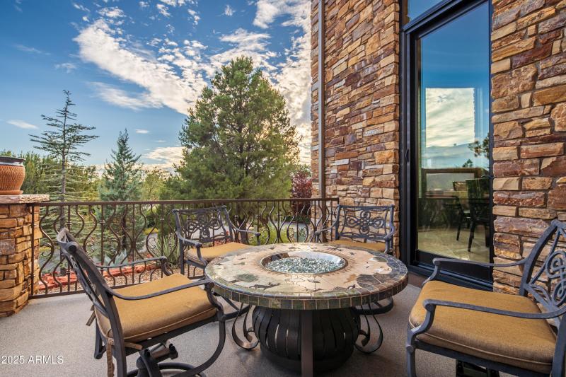 WEST PATIO OFF DINING & KITCHEN