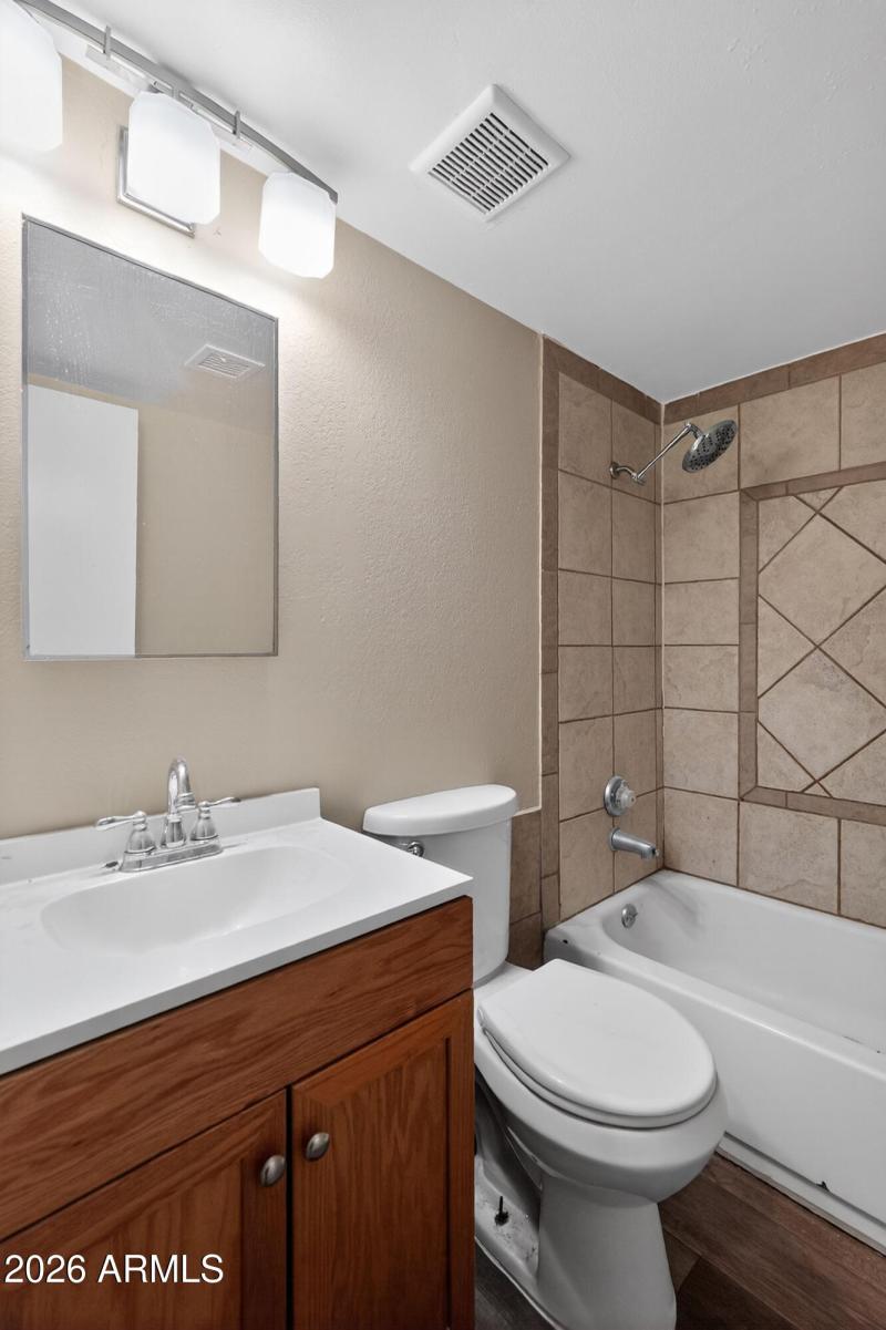 29_4127_N_74th_Ave_Phoenix_AZ_85033-Bath