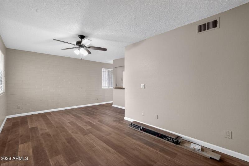 16_4127_N_74th_Ave_Phoenix_AZ_85033-Livi